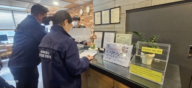 서울시가 광화문 인근 인근 일반·관광 호텔 등 83개소를 대상으로 숙박요금표·영업신고증 게시, 요금 준수 등 여부를 불시 점검한 결과, 18개소를 적발했다고 8일 밝혔다. /서울시
