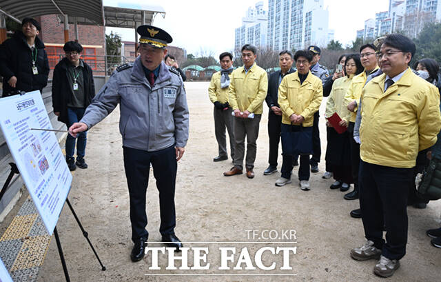 김광용 행정안전부 재난안전관리본부장이 6일 서울 노원구 을지초등학교 일대를 방문해 통학로 어린이보호구역을 점검하고 있다.