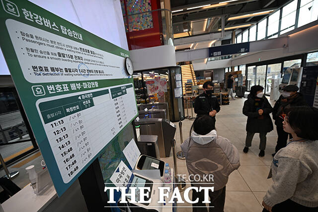 여의도선착장 관계자들이 승객에세 탑승 안내를 하고 있다. 승객들은 번호표를 뽑고 대기해야 하며 1회 최대 탑승 승객은 80명이다.