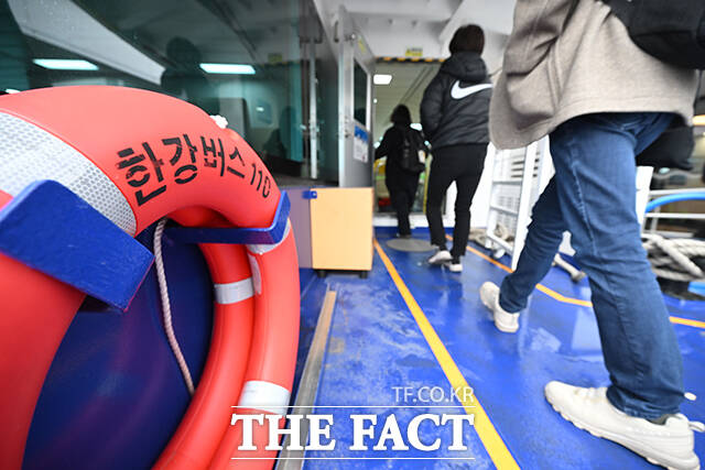 한강버스 승선하는 시민들의 모습.