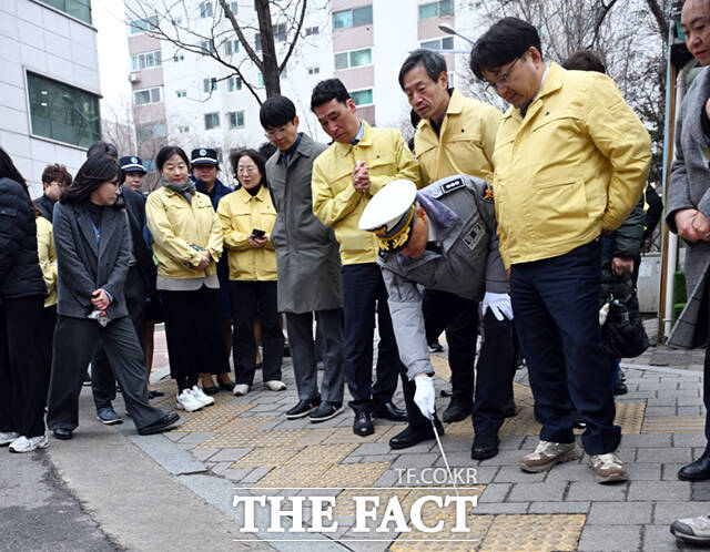 김광용 행정안전부 재난안전관리본부장이 6일 서울 노원구 을지초등학교 일대를 방문해 통학로 어린이보호구역을 점검하고 있다.