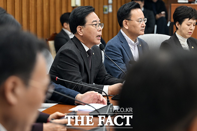 원내대책회의에서 발언하는 송 원내대표.