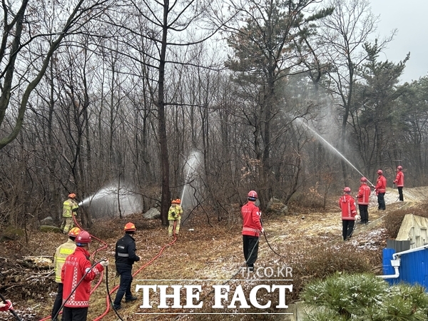 계룡시는 6일 건조한 봄철 대형 산불에 대비해 2026년 산불 진화 통합훈련을 실시했다. /계룡시