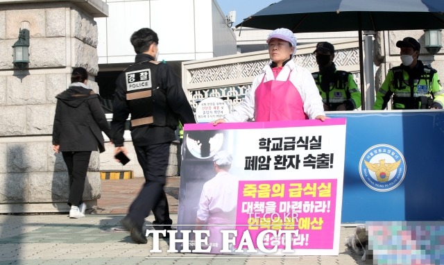 한국은 지난 2024년 남녀 간 임금격차가 31.6% 발생하면서 지난 1992년 통계에 포함된 이래로 경제협력개발기구(OECD) 회원국 중 1위를 유지 중이다. /뉴시스