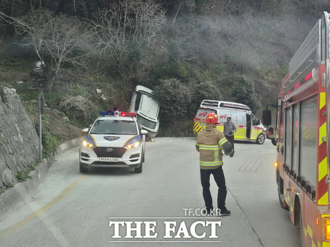 5일 오후 5시 30분쯤 울릉군 울릉읍 도동삼거리 인근 사동 방향 약 10m 전방도로에서 교통사고가 발생해 2명이 다쳐 병원으로 이송됐다. /독자 제공