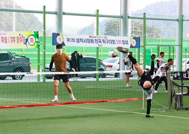 울진군은 오는 7일부터 8일까지 이틀간 울진종합운동장 보조경기장에서 제22회 울진금강송배 동호인 초청 족구대회를 개최한다. /울진군
