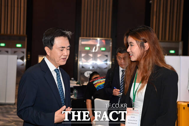 싱가포르 순방 일정을 소화 중인 김태흠 충남도지사가 현지 바이어에게 충남 기업 생산 제품을 소개하고 있다. /충남도