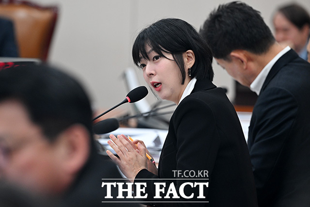 '징계 효력 정지' 외교통일위원회 전체회의에서 현안 질의하는 배 의원.