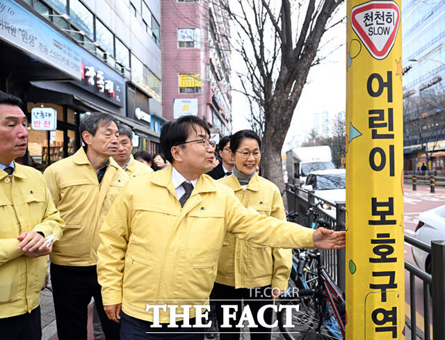 김광용 행정안전부 재난안전관리본부장이 6일 서울 노원구 을지초등학교 일대를 방문해 통학로 어린이보호구역을 점검하고 있다.