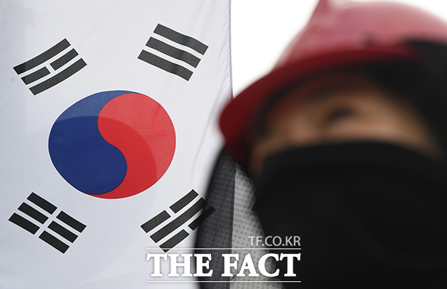 영등포구 국회대로에 걸린 태극기.