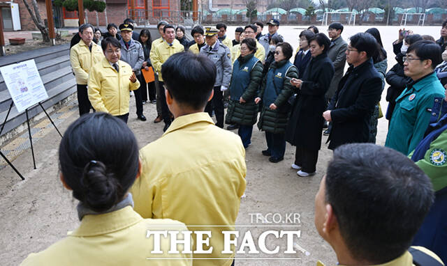 김광용 행정안전부 재난안전관리본부장이 6일 서울 노원구 을지초등학교 일대를 방문해 통학로 어린이보호구역을 점검하고 있다.