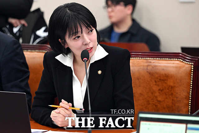 '징계 효력 정지' 외교통일위원회 전체회의에서 현안 질의하는 배 의원.