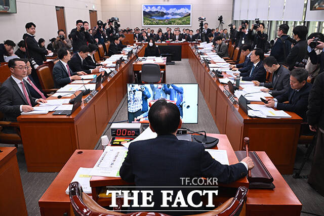 '중동 사태 현안 관련' 의원 질의 듣는 조 장관.