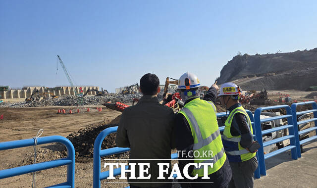 울릉군이 봄철 건조기를 맞아 비산먼지 발생사업장을 집중 점검하고 있다. /울릉군