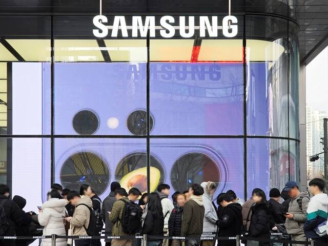 '갤럭시S26' 시리즈 사전 예약 고객들이 서울 서초구 삼성 강남에서 제품을 수령하기 위해 대기하고 있다. /삼성전자