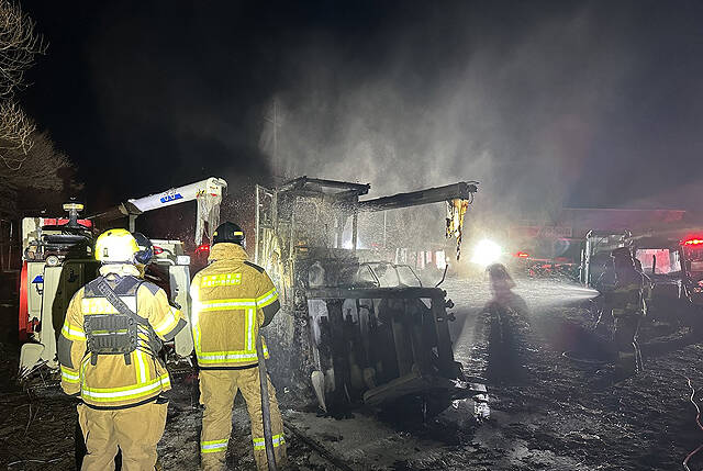 6일 오전 4시 46분쯤 영주시 상줄동의 한 한 공터에 주차돼 있던 콤바인에서 화재가 발생해 소방당국이 진화에 나섰다. /경북소방본부