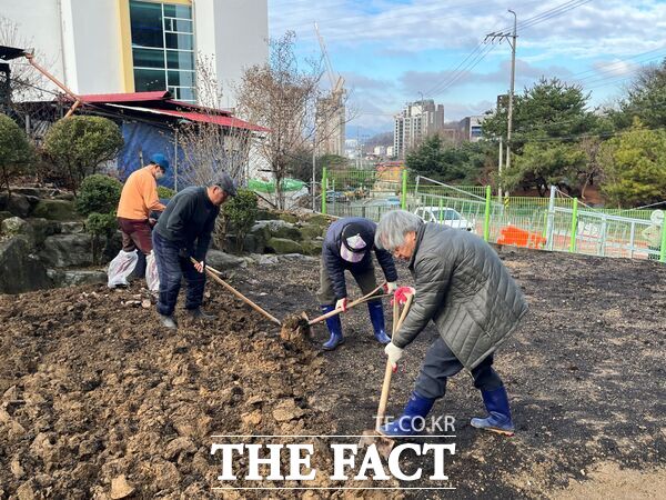 대덕구노인종합복지관 노인 일자리 나눔봉사단 참여 어르신들이 6일 복지관 지하 1층에 조성된 텃밭에서 작물 심기를 앞두고 퇴비 살포 작업을 진행했다. /대덕구노인종합복지관