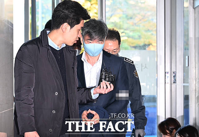 임성근 전 해병대 1사단장의 구명로비에 가담한 혐의를 받는 이종호 전 블랙펄인베스트 대표가 지난해 11월 1일 오전 서울 서초구 한샘빌딩에 마련된 순직 해병 특검 사무실에 피의자로 출석하고 있다. /박헌우 기자