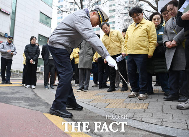 김광용 행정안전부 재난안전관리본부장이 6일 서울 노원구 을지초등학교 일대를 방문해 통학로 어린이보호구역을 점검하고 있다.