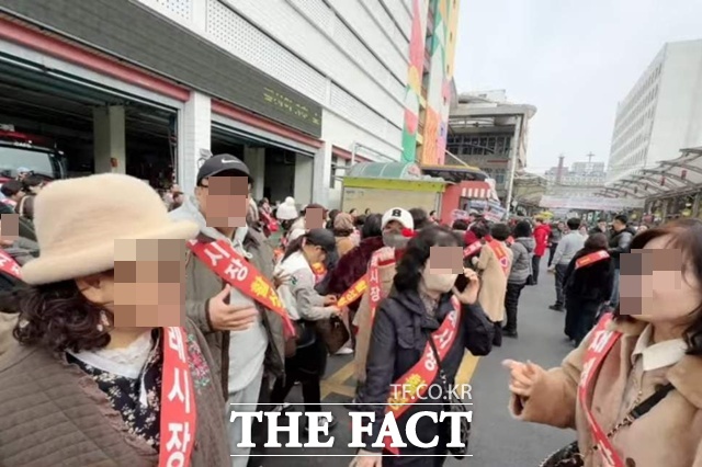 지난달 20일 한 전 대표 지지자 모임인 대구 도토리 모임 등을 중심으로 지지자 300여 명이 장보기 행사를 진행했다. /한 전 대표 지지자 모임 제공