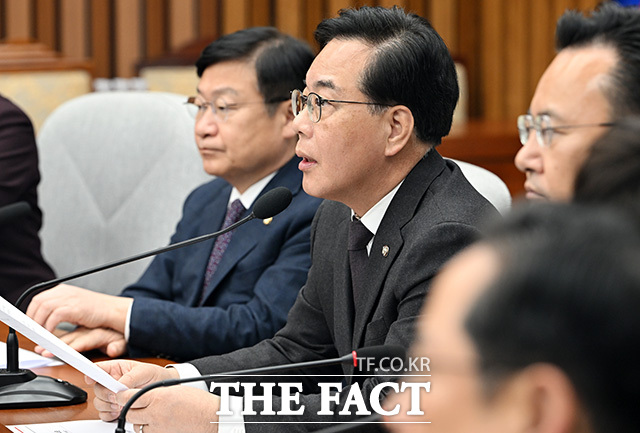 원내대책회의에서 발언하는 송 원내대표.