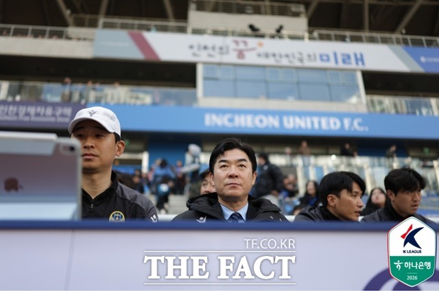 인천 유나이티드를 이끌고 있는 윤정환 감독(가운데)은 7일 광주와 '하나은행 K리그1 2026' 2라운드 원정경기에서 1부 복귀 첫승을 노리고 있다./K리그