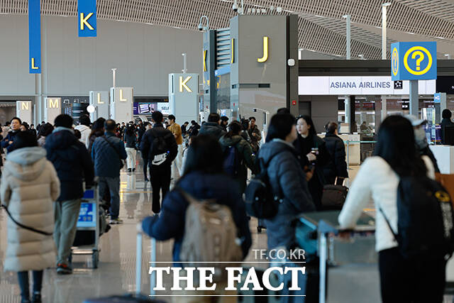 지난해 해외로 출국한 우리 국민 수가 역대 최대치인 3000만명에 이르렀지만, 여행사 3사의 실적은 오히려 뒷걸음질을 쳤다. 패키지여행을 주로 이용하는 중·노년층이 고물가 여파로 지갑을 닫으면서 여행사 모두 관광 특수에서 비껴간 것이다. /남윤호 기자