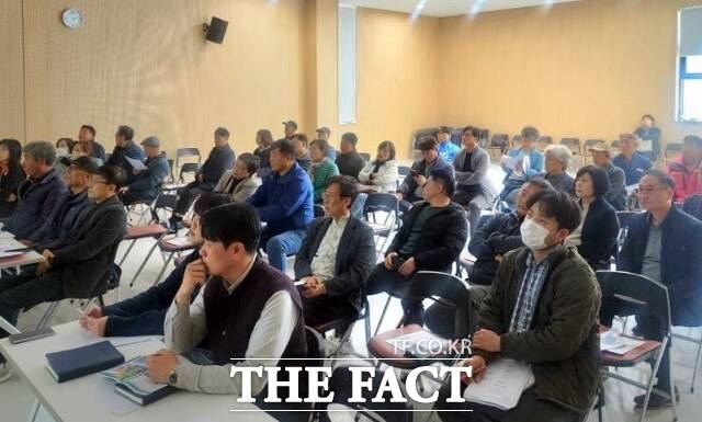 4일 정읍 첨단산업단지 복합문화센터에서 토지 소유자와 관계인을 대상으로 개발 및 실시계획용역 주민설명회가 열리고 있다. /정읍시