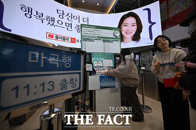 한강버스 여의도선착장에서 관계자들이 승객에게 탑승 안내를 하고 있다.