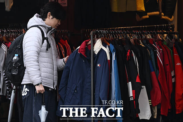 빈티지 의류를 살펴보는 이승우 씨.