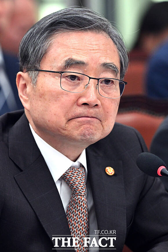 '중동 사태 현안 관련' 의원 질의 듣는 조 장관.