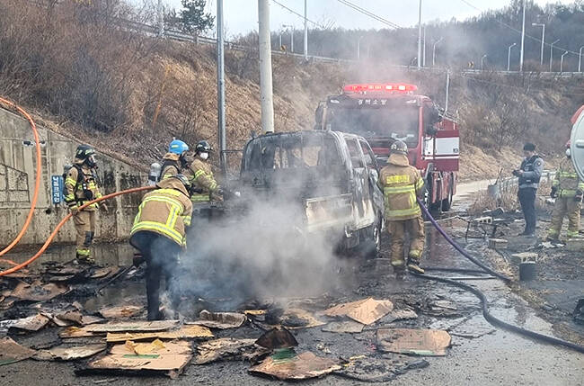 5일 안동시 풍산읍 한 도로변에 주차돼 있던 화물차에서 화재가 발생해 소방서 추산 약 440만 원의 재산 피해가 발생했다. /경북소방본부