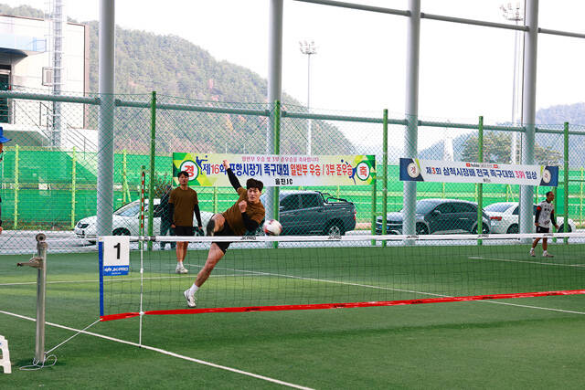 울진군이 오는 7일부터 8일까지 이틀간 울진종합운동장 보조경기장에서 제22회 울진금강송배 동호인 초청 족구대회를 개최한다. /울진군