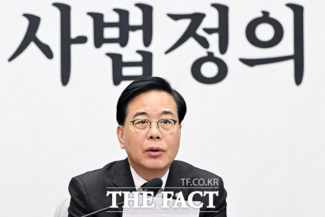 원내대책회의에서 발언하는 송 원내대표.