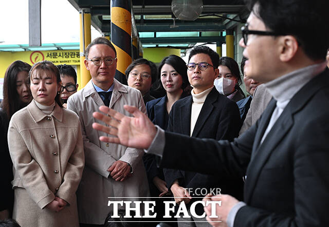 친한계는 이번 판결을 반격의 카드로 삼아 보폭을 넓혀 갈 전망이다. 사진은 국민의힘 김예지 의원과 안상훈 의원, 배현진 의원, 박정훈 의원(왼쪽부터)이 지난 27일 오후 대구 중구 서문시장을 찾아 한동훈 전 국민의힘 대표의 백브리핑을 듣고 있는 모습. /박헌우 기자