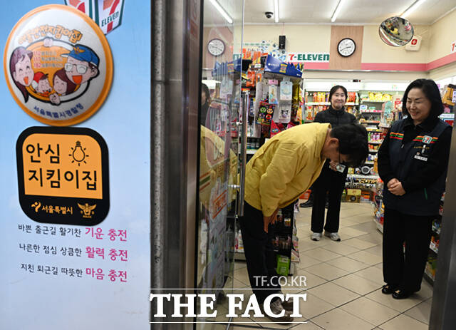 김광용 행정안전부 재난안전관리본부장이 6일 서울 노원구 을지초등학교 일대를 방문해 아동안전지킴이집으로 활동 중인 한 편의점을 방문해 인사하고 있다. /이새롬 기자