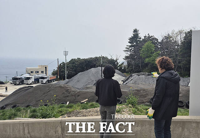 울릉군이 봄철 건조기를 맞아 비산먼지 발생사업장을 집중 점검하고 있다. /울릉군