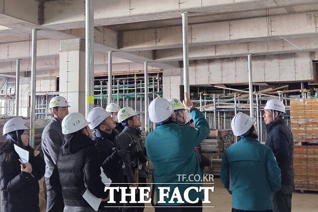 광주시 서구 관계자들이 관내 주택건설공사 현장을 방문해 안전관리 실태를 점검하고 있다. /광주시 서구