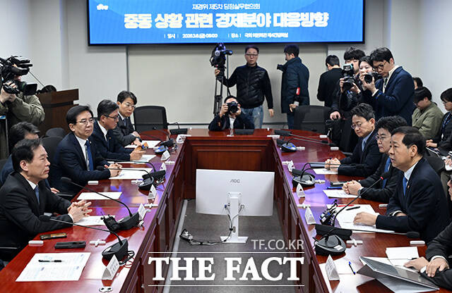 구윤철 경제부총리 겸 재정경제부 장관(오른쪽)이 6일 오전 서울 여의도 국회 의원회관에서 열린 중동 상황 관련 경제분야 대응 방향 실무당정협의에서 발언을 하고 있다. /국회=남용희 기자