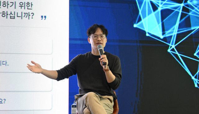 지난 5일 경기 성남 현대자동차 AVP본부 연구 거점 판교 테크원에서 박민우 사장이 타운홀 미팅을 갖고 발표하는 모습. /현대차그룹