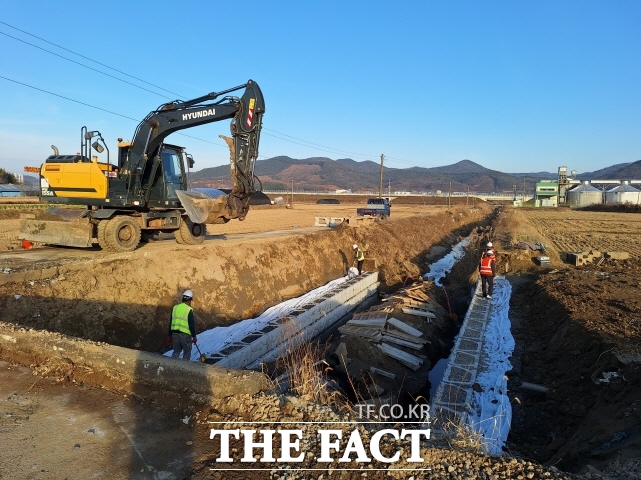 청양군이 지난해 집중호우로 피해를 본 하천의 긴급 복구를 진행하고 있다. /청양군