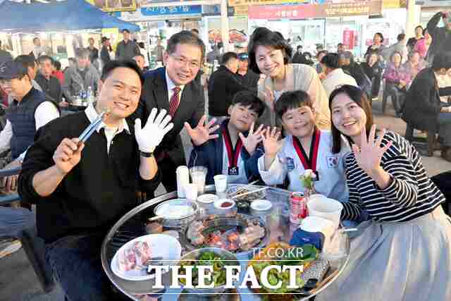 야시장은 공연과 먹거리가 어우러진 행사로 가족 단위 방문객과 젊은 층, 어르신 등 다양한 세대가 방문해 전통시장은 밤에도 활기를 띠며 새로운 명소로 자리 잡았다. 지난해 열린 야시장 광경. /군위군