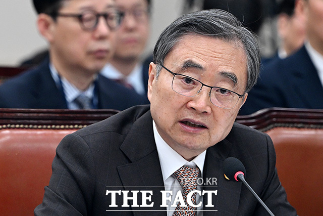 조현 외교부 장관이 6일 오전 서울 여의도 국회에서 열린 외교통일위원회 전체회의에 참석해 중동 사태 현안 관련 의원 질의에 답하고 있다. /국회=남용희 기자