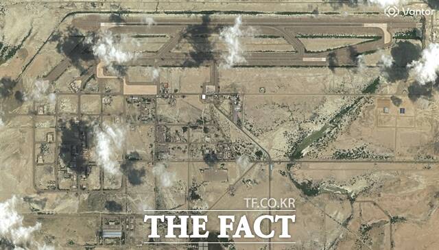 미국이 이란과의 전쟁에 AI 모델을 참모 역할로 활용하면서 글로벌 IT업계에 기술 윤리 논쟁이 격화하고 있다. 사진은 연기가 피어오르는 모습을 위성으로 포착한 이란 코나락 공군기지 전경 /AP. 뉴시스