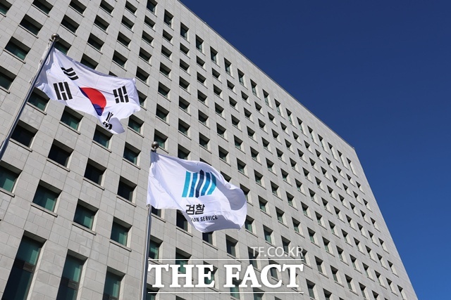 국무총리실 산하 검찰개혁추진단의 노혜원 부단장은 6일 1단계 입법안은 당과 국회에 맡기고 후속 입법 준비를 차질 없이 진행할 계획이라며 후속 입법에선 보완수사권 폐지 및 예외적 필요 여부, 보완수사요구권의 실질적·실효적 작동방안을 포함해 수사와 기소의 분리 이후 형사절차가 원활히 작동할 수 있도록 필요한 제도 개선사항을 중심으로 논의가 이루어질 예정이라고 밝혔다. 사진은 서울 서초구 대검찰청 모습이다. /뉴시스