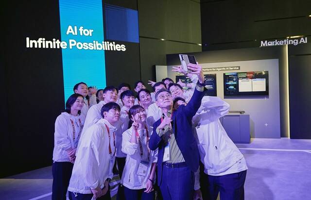 스페인 바르셀로나에서 열린 MWC26 SKT 전시관에서 정재헌 CEO(앞줄 왼쪽 세 번째)와 전시 담당자들이 함께 기념 촬영을 하고 있다. /SK텔레콤