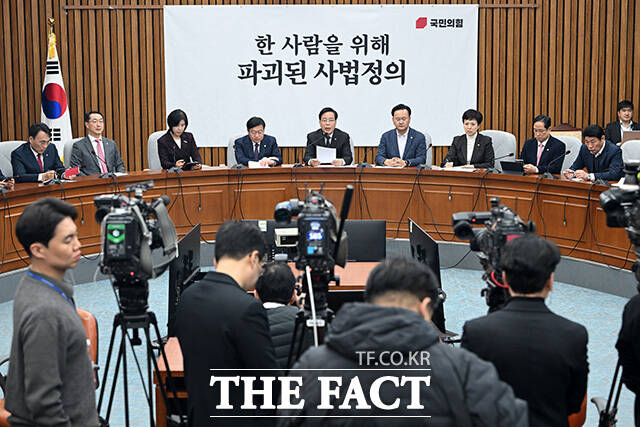 원내대책회의에서 발언하는 송 원내대표.