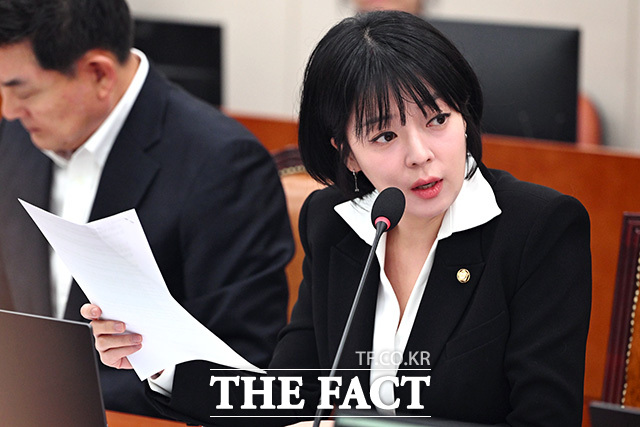 '징계 효력 정지' 외교통일위원회 전체회의에서 현안 질의하는 배 의원.