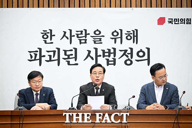 원내대책회의에서 발언하는 송 원내대표.