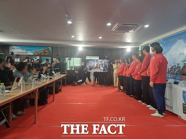 원정대 측은 JTBC의 방송 편성 '돌연 취소 문제'로 사태가 촉발됐다고 주장하고 있다. 프로젝트를 준비해온 이준훈 단장은 